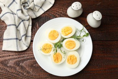 Haşlanmış yumurta ve mikroyeşiller ahşap masada, düz yatıyordu.