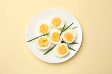 Bej arka planda haşlanmış yumurta ve yeşil soğan.