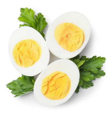 Beyaz arka planda haşlanmış yumurta ve maydanoz.