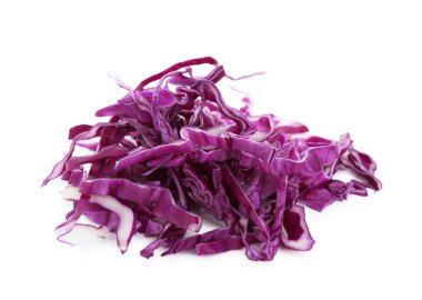 Parçalanmış kırmızı lahana yığını beyaza izole edilmiş.