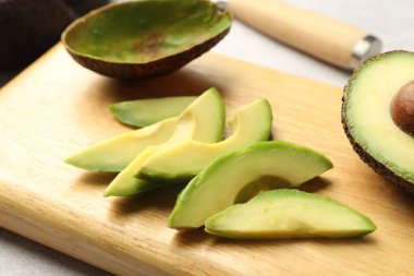 Masada olgun yeşil avokadoyu kes, yakın plan.