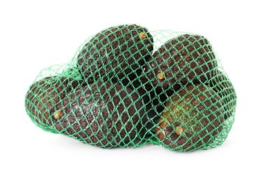 Olgun avokado meyveleri beyaz poşette izole edilmiş.