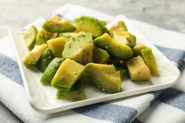 Masada soslu avokadolar, yakın plan.