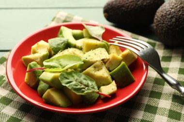 Ispanaklı avokado ve yeşil ahşap masaya sos, yakın plan.