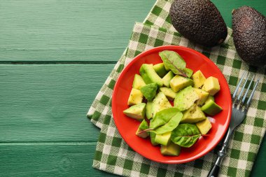 Ispanaklı avokado ve yeşil ahşap masa üzerine sos, düz yatak. Metin için boşluk