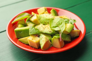 Ispanaklı avokado ve yeşil ahşap masaya sos, yakın plan.