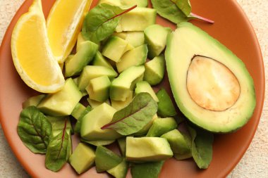 Lezzetli avokadolar, ıspanak ve limon açık desenli masa, üst manzara.