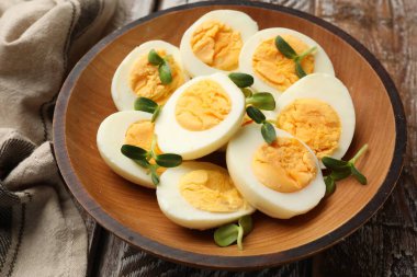 Ahşap masada mikroyeşillikli haşlanmış yumurtalar, yakın plan.