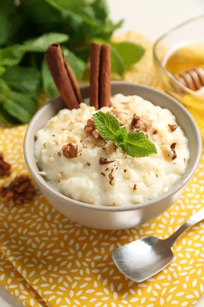 Cevizli, tarçınlı, naneli ve ballı lezzetli sütlaç.