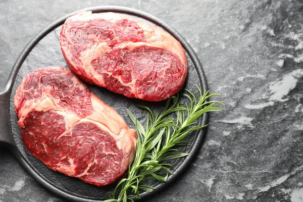 Koyu masada çiğ et ve biberiye parçaları. Metin için boşluk