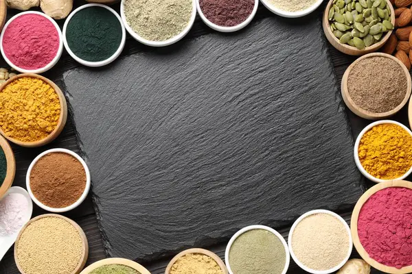 Farklı süper yiyecek tozları ve tahta tahta tahta üzerinde düz bir tabaka. Metin için boşluk