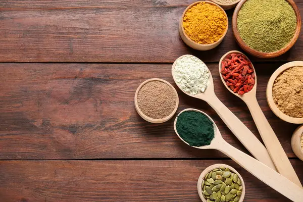 Tahta masadaki farklı süper yiyecekler, düz yatış. Metin için boşluk