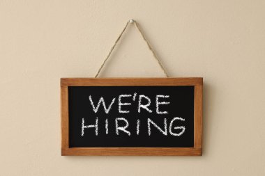 Üzerinde bej duvarda 