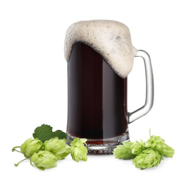 Cam bardakta taze bira ve beyaz arka planda zıplayan çiçekler.