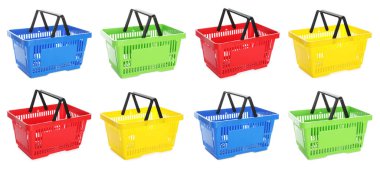 Farklı renklerde alışveriş sepetleri beyaz, set