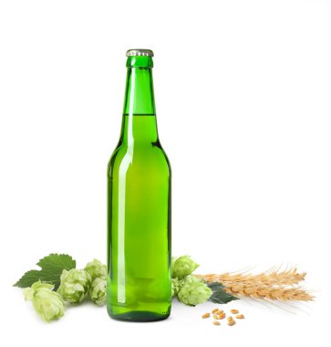 Zıplayan çiçekler ve beyaz arka planda buğday kulakları olan cam şişede taze bira.