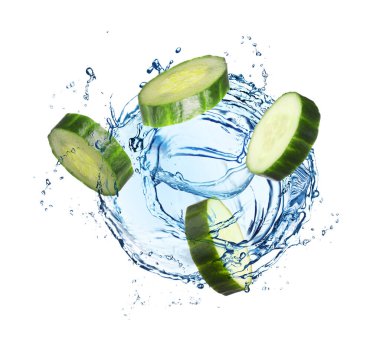 Salatalık dilimleri ve beyaz arka planda havaya su sıçratma