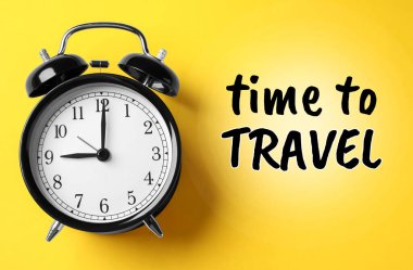 Alarm saati ve sözcükler Sarı arkaplanda seyahat zamanı
