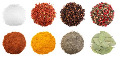 Beyaz arka planda farklı aromatik baharatlar, set. Üst görünüm