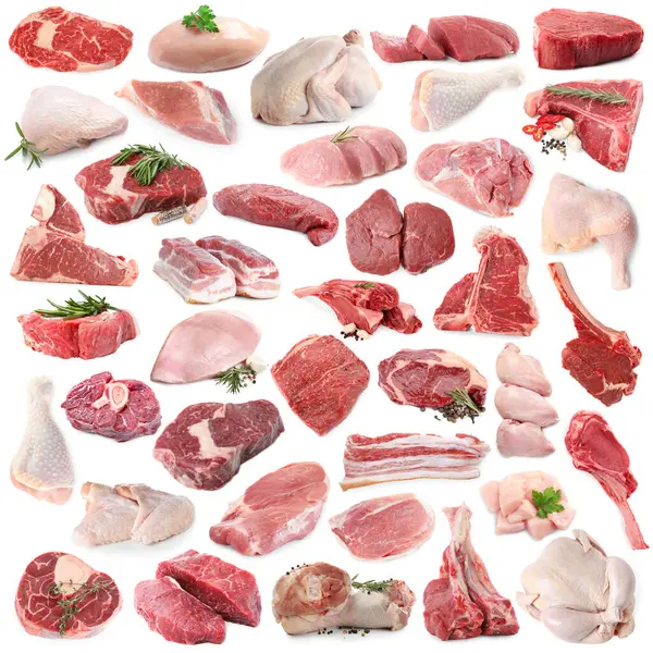 Farklı türde taze et, beyaza izole edilmiş, kolaj. Biftek, domuz, tavuk ve dana eti.
