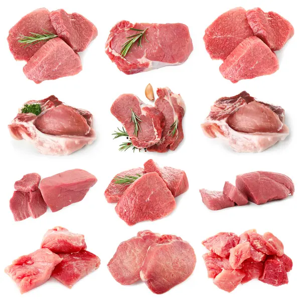Beyaz arka planda taze çiğ domuz eti, kolaj.