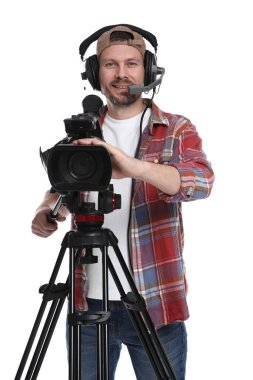 Profesyonel kameralı ve kulaklıklı bir adam beyaz arka planda.
