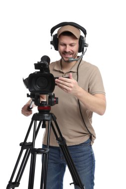 Profesyonel kameralı ve kulaklıklı bir adam beyaz arka planda.