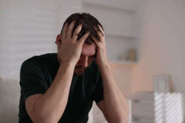Evde depresyonda bir adam var. Zihinsel sağlık sorunu