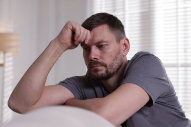 Evdeki kanepede depresif bir adam. Zihinsel sağlık sorunu