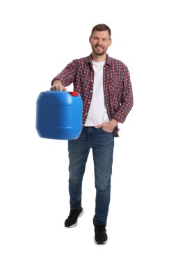 Beyaz arka planda plastik kutu tutan adam.