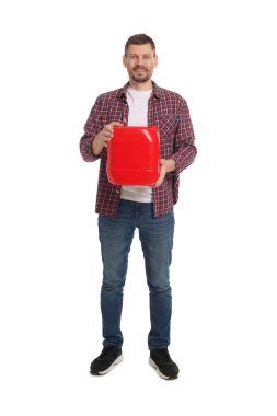 Beyaz arka planda plastik kutu tutan adam.