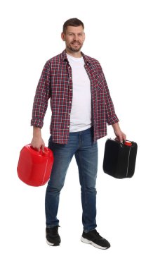 Beyaz arka planda plastik kutuları olan adam.