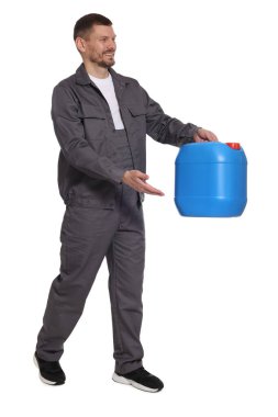 Beyaz arka planda plastik kutu tutan adam.