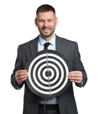 Hedef alınıyor. Beyaz arka planda dart tahtası olan adam