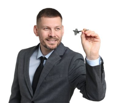 Hedef alınıyor. Beyaz arkaplanı hedefleyen dartlı bir adam.