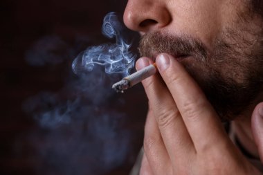 Arka planda sigara içen adam, yakın plan. Metin için boşluk