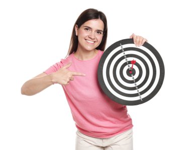 Hedef alınıyor. Gülen kadın beyaz arka planda oku olan dart tahtasına işaret ediyor.