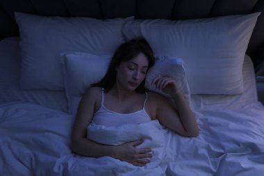 Evdeki yatakta uyuyan güzel bir kadın.