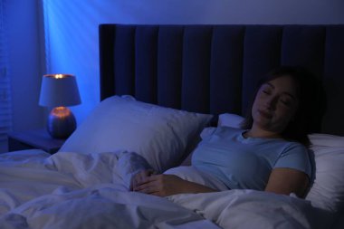 evde yatakta uyuyan güzel kadın