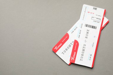 Seyahat acentesi. Gri arka planda uçuş biletleri, üst manzara. Metin için boşluk