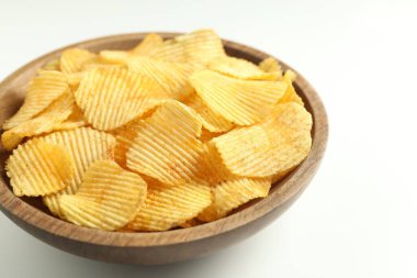 Beyaz arka planda tatlı patates cipsi, yakın plan.