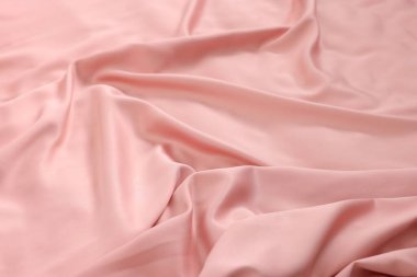 Yatakta güzel pembe ipek çarşaflar, yakın plan