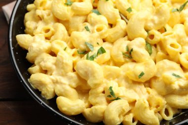 Tahta masada peynir soslu lezzetli makarna, yakın plan.