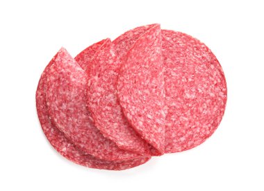 Lezzetli tütsülenmiş sosis dilimleri beyaz, üst manzara