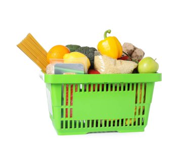 Beyaza izole edilmiş farklı gıda ürünleri içeren alışveriş sepeti.