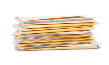 Beyaz üzerine izole edilmiş kağıtlar içeren dosya dizinleri yığını