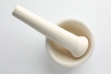 Beyaz arkaplanlı seramik havan topu, üst görünüm