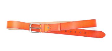 Bir turuncu deri kemer beyaza izole edilmiş.