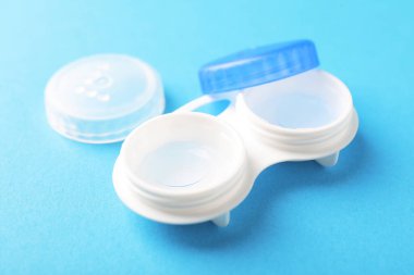 Açık mavi arkaplanda kontak lensler, yakın plan