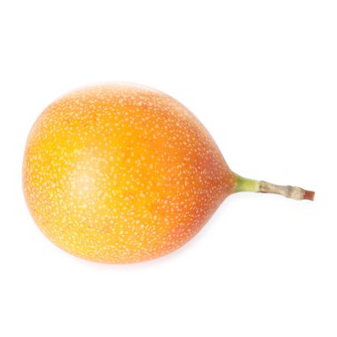 Olgun sarı çarkıfelek meyvesi beyaza izole edilmiş.